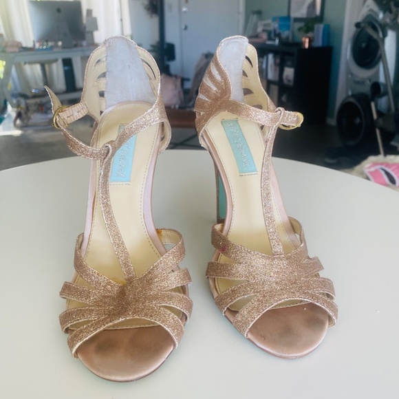 Betsey Johnson size 7 gold shimmer strappy heels blue bottoms - worn once - Picture 2 of 5